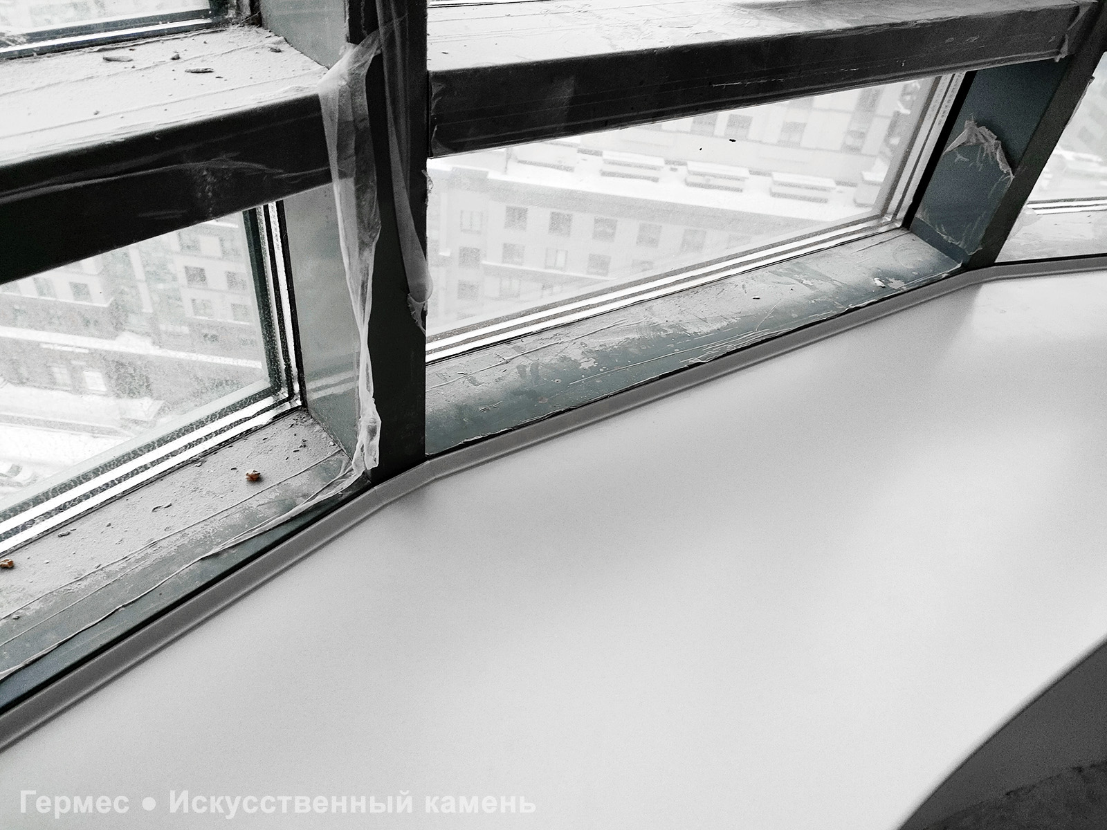 Эркерный подоконник из искусственного камня Hi-Macs 
